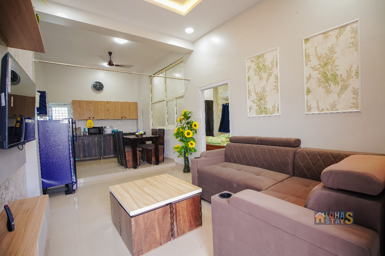 LS301 : Super Luxury 1BHK - Lift, AC, Complete Kitchen, WIFI