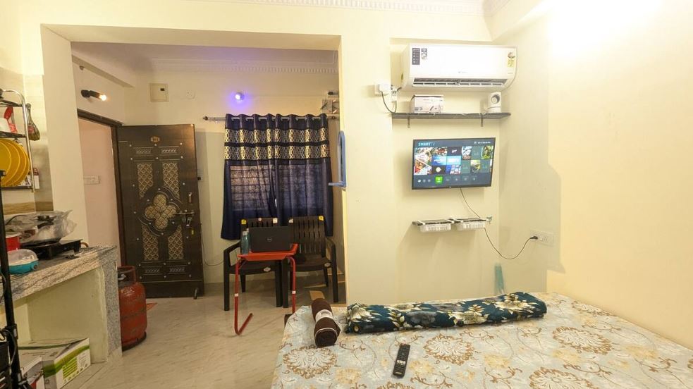 LB401 : Studio Flat - Lift, AC, Complete Kitchen, WIFI